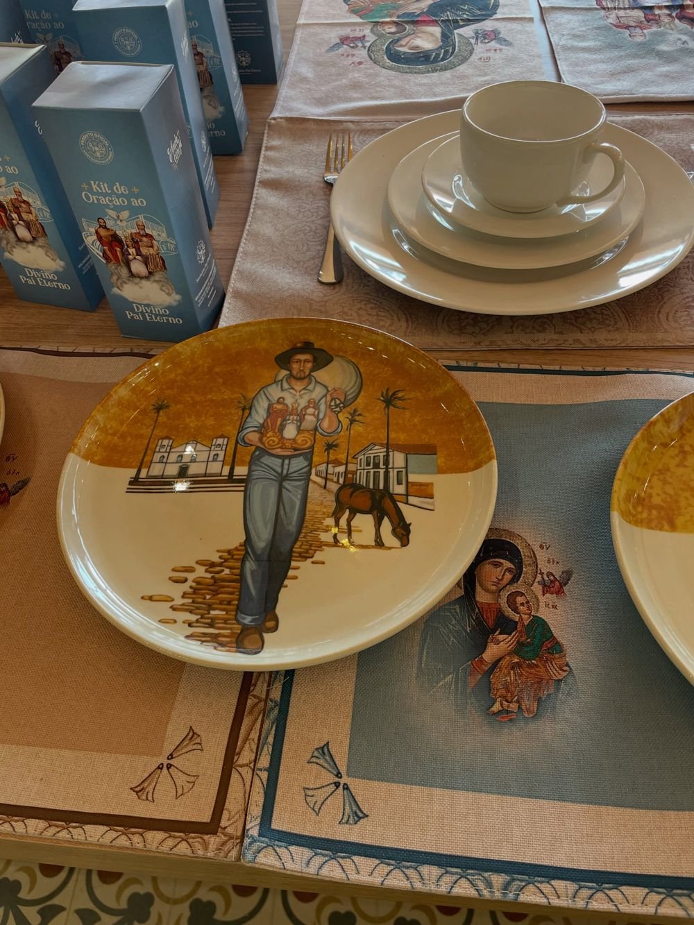 Mesa do café posta com prato decorado da Basílica