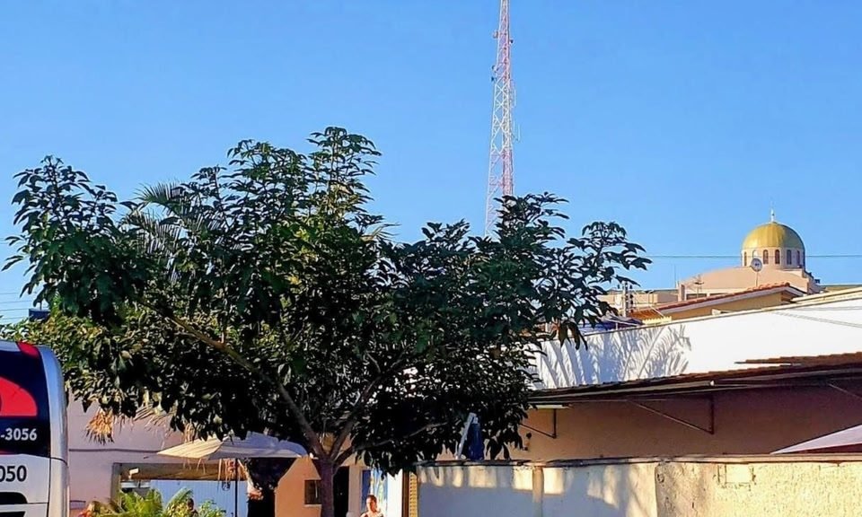 Rua da pousada com a cúpula da Basílica ao fundo