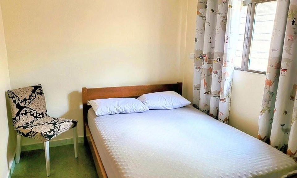 Suíte Casal com cama de casal e janela